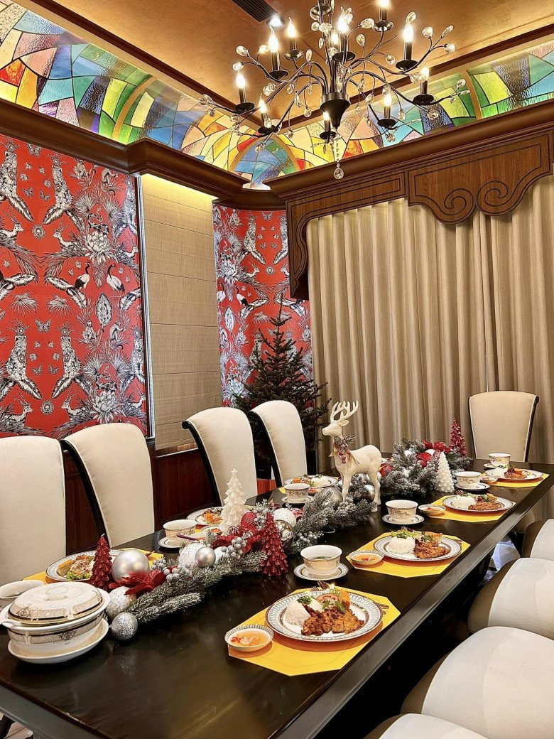 Trong nhà còn có khu vực bếp chính và bếp phụ. Bếp phụ chỉ để Đoàn Di Băng "làm màu", còn bếp chính nằm sâu phía trong, sau bếp phụ.