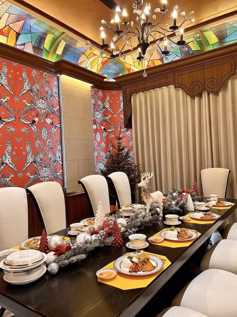 Trong nhà còn có khu vực bếp chính và bếp phụ. Bếp phụ chỉ để Đoàn Di Băng "làm màu", còn bếp chính nằm sâu phía trong, sau bếp phụ.