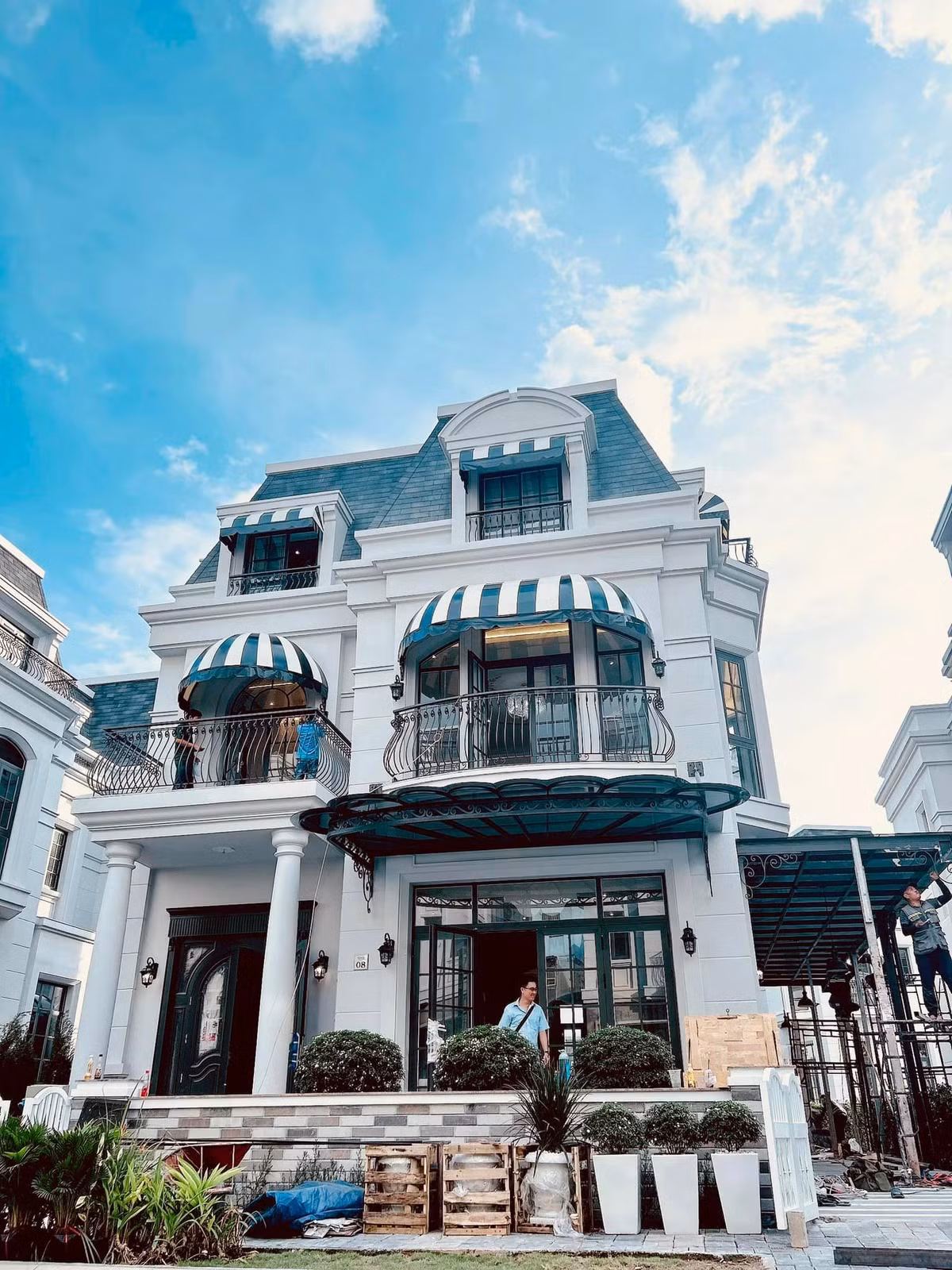 Trong thời gian chờ căn biệt thự 400 tỷ hoàn thiện, vợ chồng Đoàn Di Băng dọn về căn biệt thự mới phong cách kiến trúc Indochine kết hợp với Art Deco.