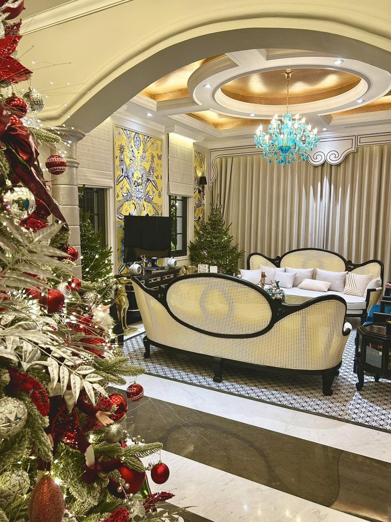 Các phòng đều có đèn chùm sang trọng với ánh sáng vàng, tạo cảm giác ấm cúng.