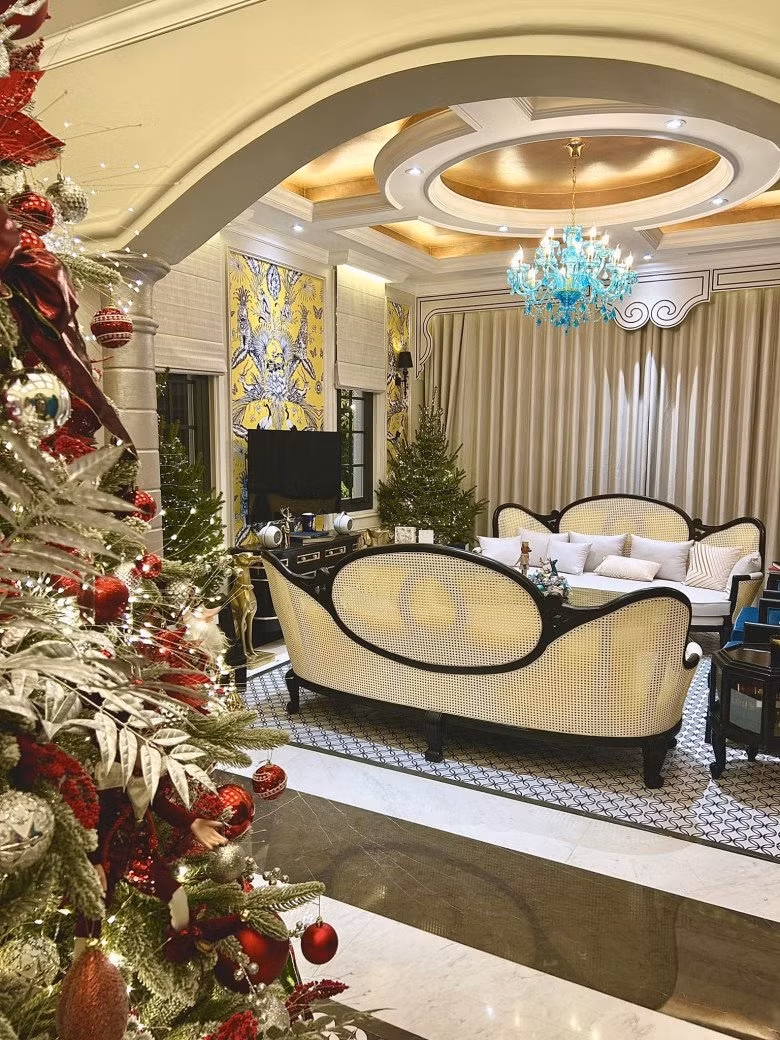 Các phòng đều có đèn chùm sang trọng với ánh sáng vàng, tạo cảm giác ấm cúng.