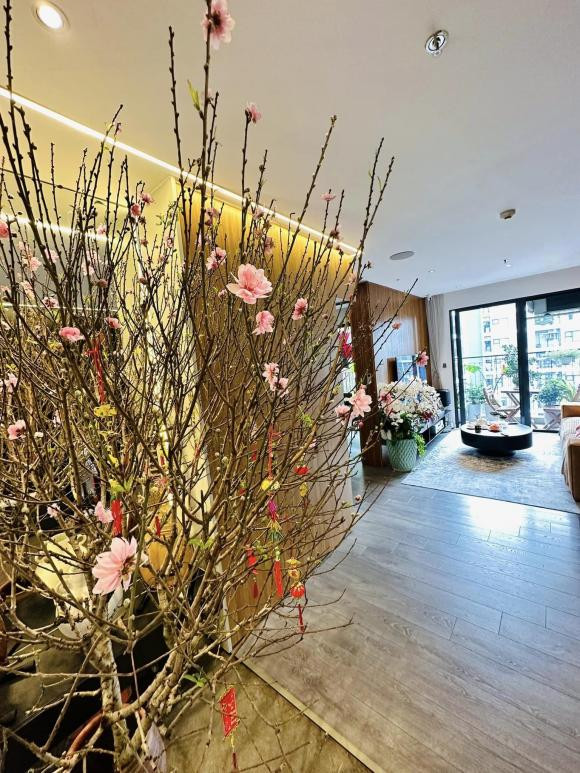 Mọi góc trong căn nhà của diễn viên Minh Hương ngập tràn các loại hoa xuân như đào, mận, quất, lan... Trong phòng khách, nữ diễn viên đặt một cành đào lớn.