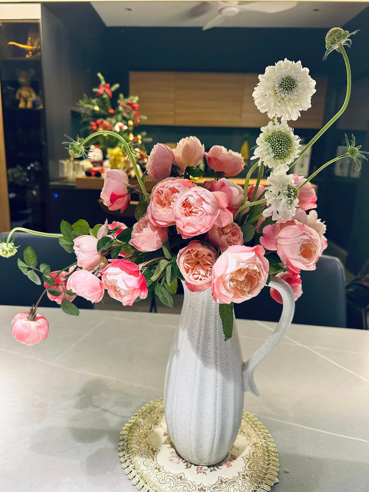 Những ngày đầu năm 2024, Minh Hương tô điểm không gian sống bằng bình hồng vườn dream ngọt ngào. Nguồn ảnh: FBNV