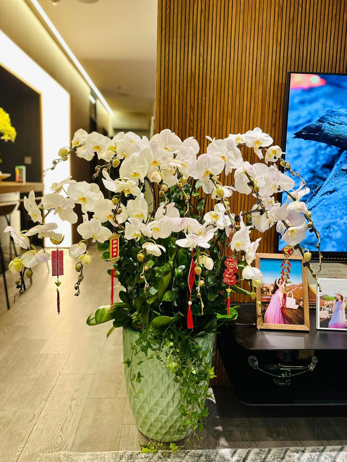 Mới đây, trên trang cá nhân, BTV kiêm diễn viên Minh Hương - nữ chính series phim Nhật Ký Vàng Anh đình đám một thời chia sẻ không khí Tết ngập tràn trong tổ ấm.