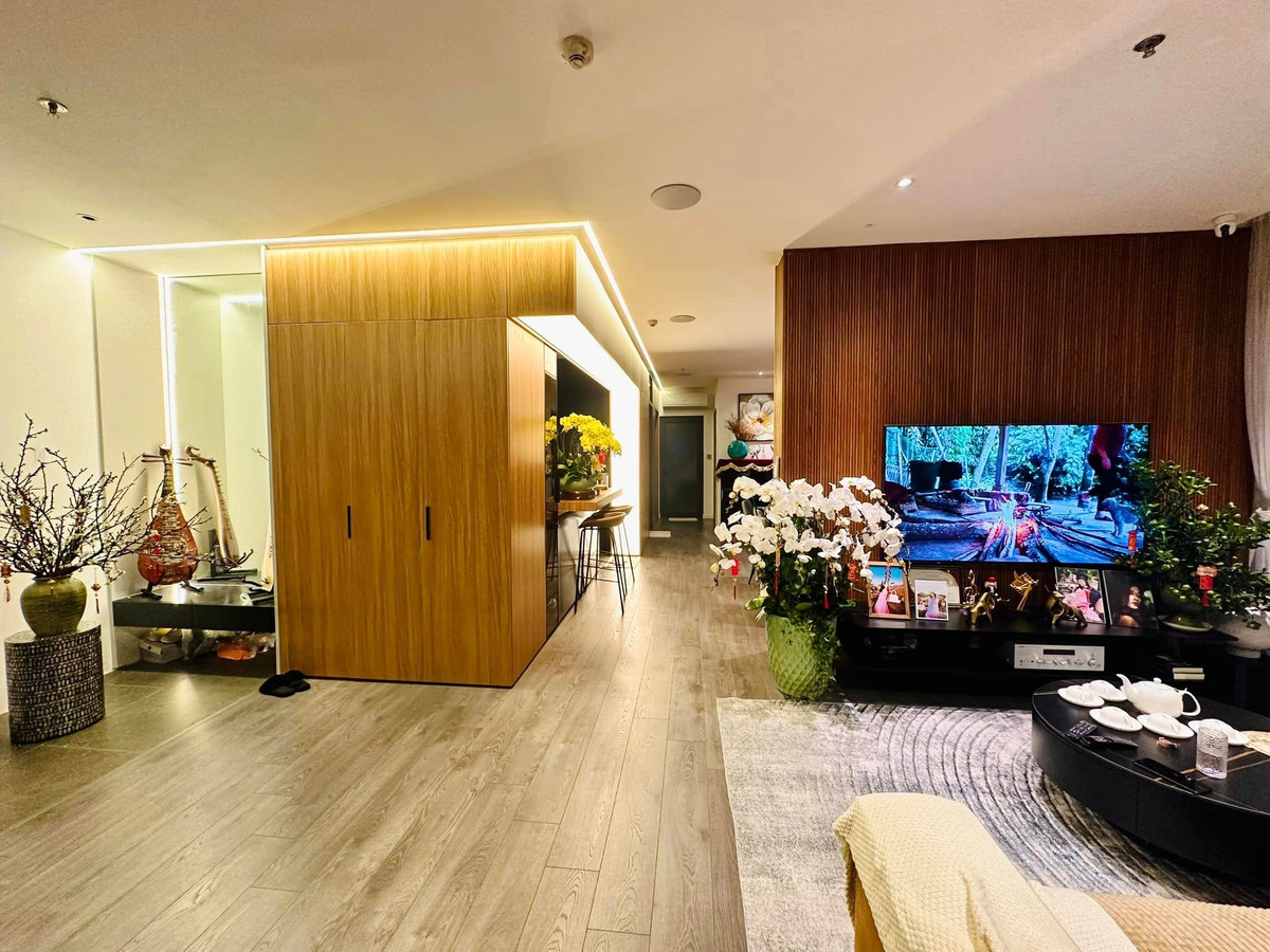 Vợ chồng Minh Hương dọn về căn nhà này từ năm 2022. Căn hộ được thiết kế theo phong cách đơn giản, hiện đại nhưng cũng không kém phần tinh tế với gam màu nâu và xám chủ đạo.