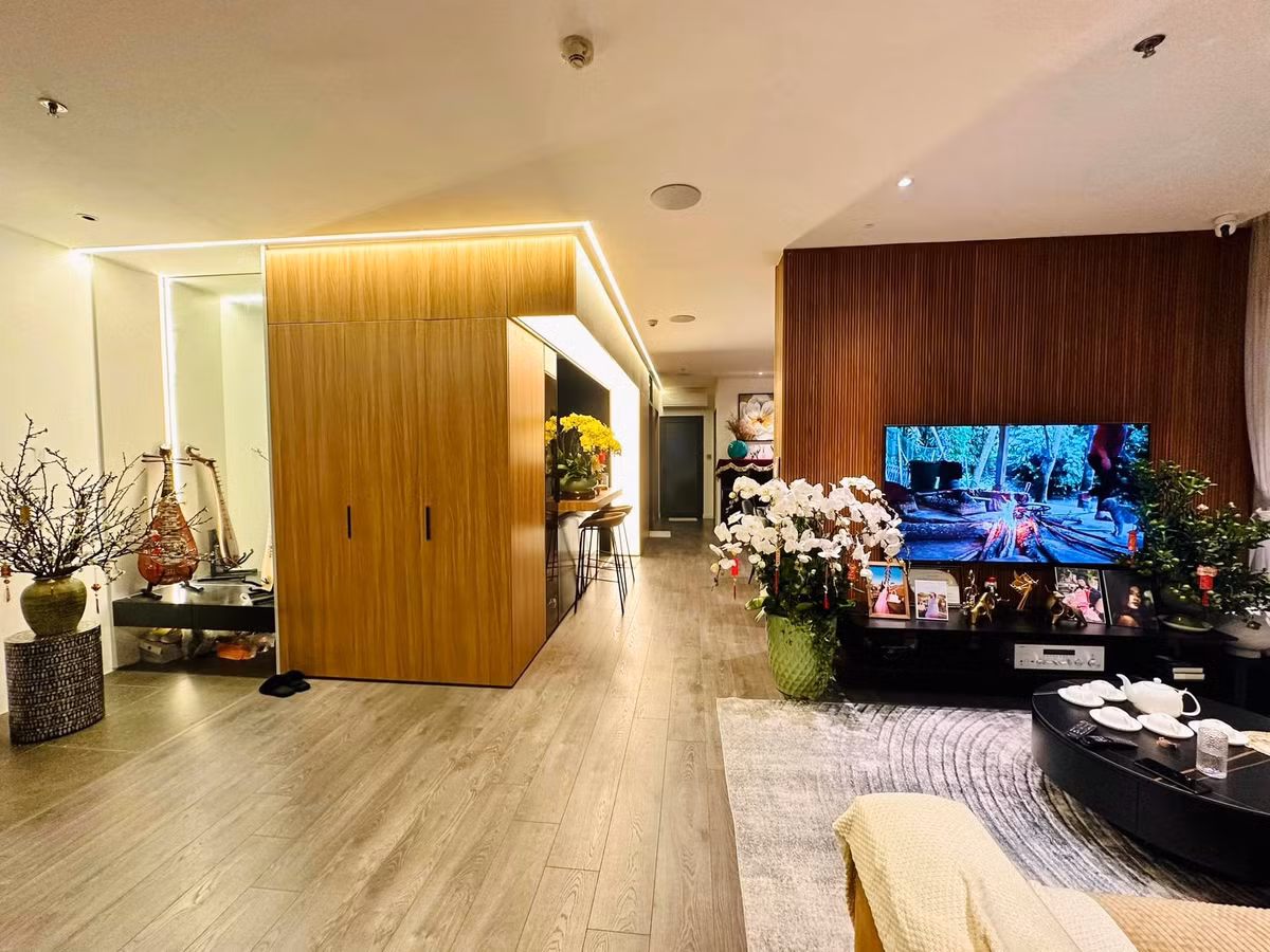 Vợ chồng Minh Hương dọn về căn nhà này từ năm 2022. Căn hộ được thiết kế theo phong cách đơn giản, hiện đại nhưng cũng không kém phần tinh tế với gam màu nâu và xám chủ đạo.