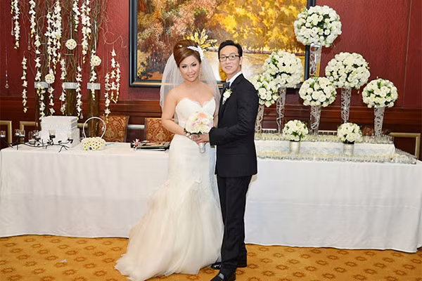 Năm 2000, Minh Tuyết và Diệp Nghi Keith hoàn tất thủ tục kết hôn và về sống chung một nhà. Nhưng 13 năm sau, cặp đôi mới quyết định tổ chức đám cưới xa hoa tại một khách sạn 5 sao ở TP HCM. Ảnh: Vietnamnet