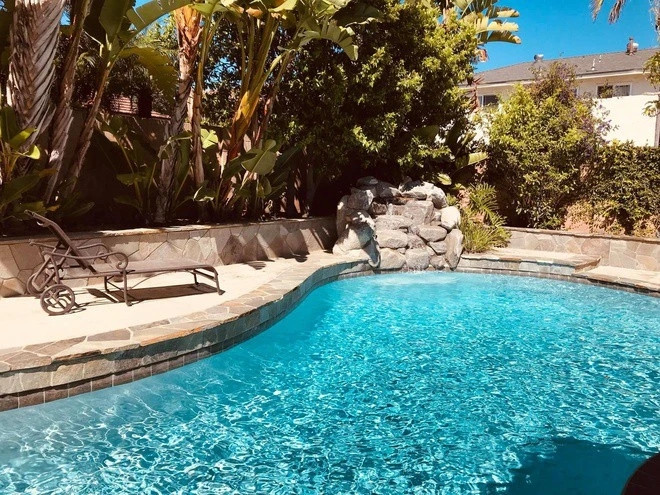 Biệt thự của Minh Tuyết có có bể bơi lớn bên ngoài, khu vườn rộng rãi... Ảnh: FBNV