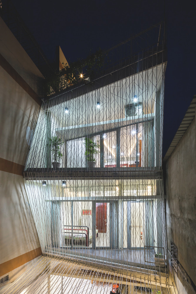 Ngôi nhà được trang bị hệ thống các ô cửa chớp áp trần, cho phép không khí lưu thông khắp không gian cũng như ở khu vực cầu thang.