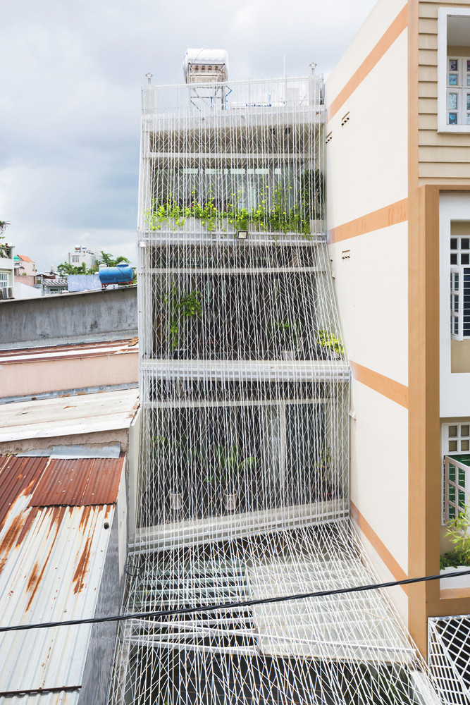 Ban công góc cạnh cùng hệ thống các lưới thép gấp khúc, đổ xuống bề bặt bốn tầng của công trình như thác nước tự nhiên.