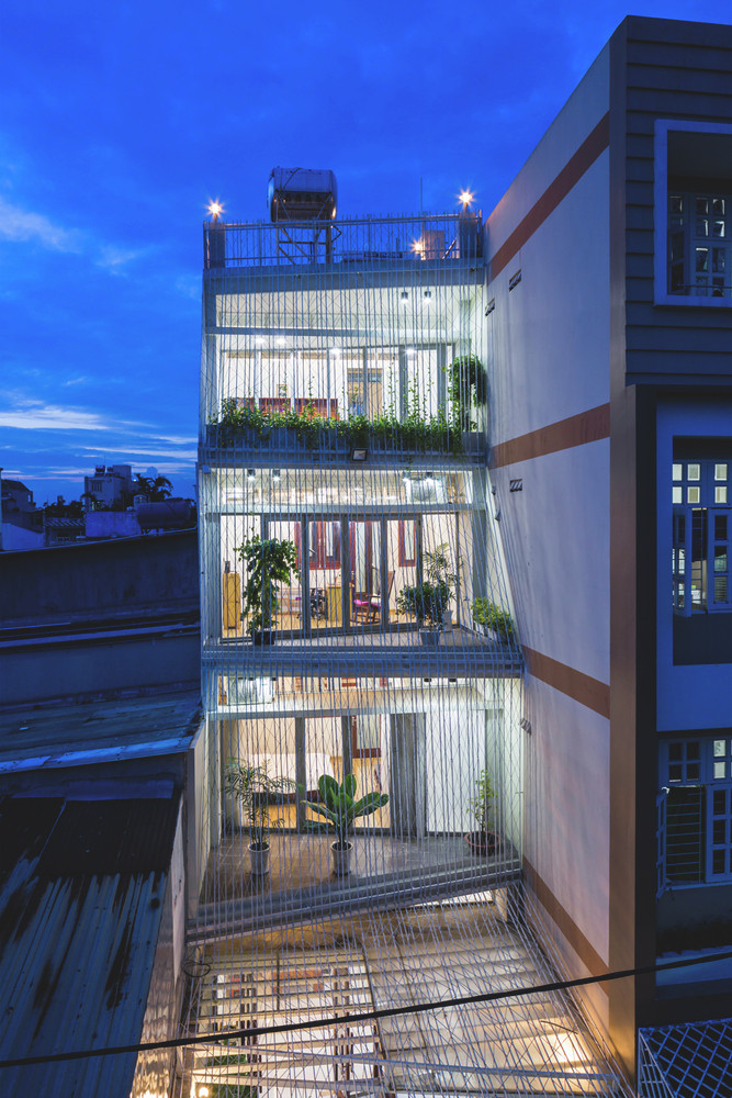 Những đường gấp khúc phô diễn tính vô định hình cùng bề mặt của giằng thép, nhấn mạnh tính ngẫu nhiên.