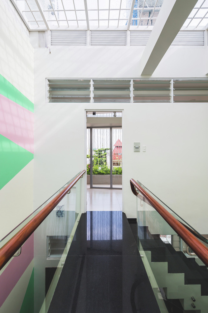 Cửa chớp có thể đóng lại khi có nhu cầu sử dụng điều hòa hoặc mưa bão.