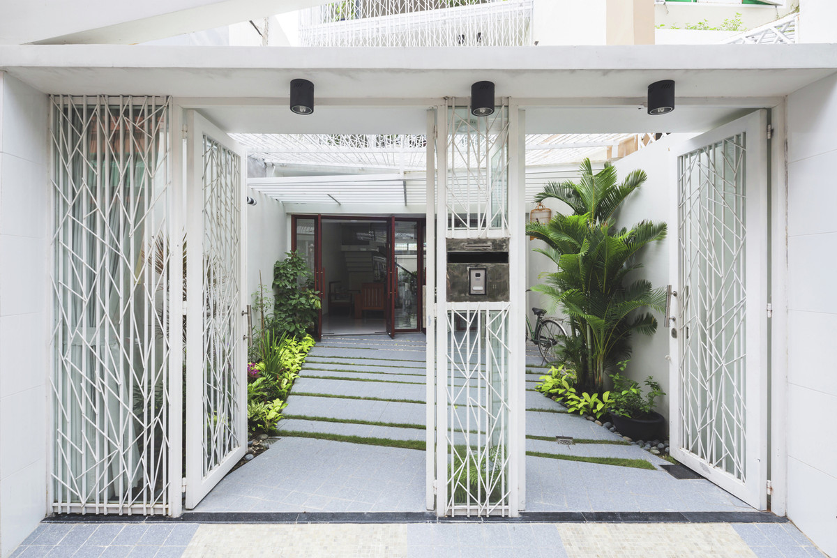 Hệ lưới thép bao bọc toàn bộ bên ngoài căn nhà và tất cả các ban công. Vì vậy, cửa sổ và cửa ra vào có thể mở thâu đêm tùy nhu cầu chủ nhà.