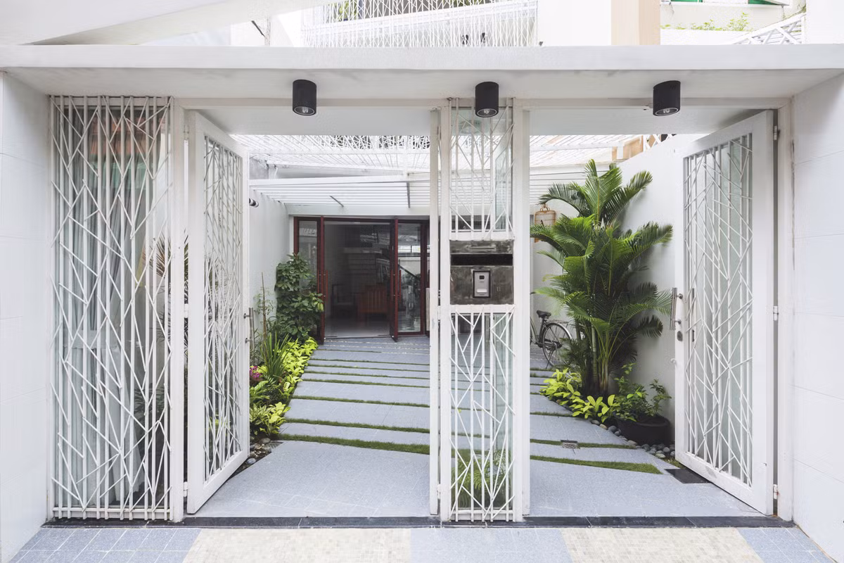 Hệ lưới thép bao bọc toàn bộ bên ngoài căn nhà và tất cả các ban công. Vì vậy, cửa sổ và cửa ra vào có thể mở thâu đêm tùy nhu cầu chủ nhà.