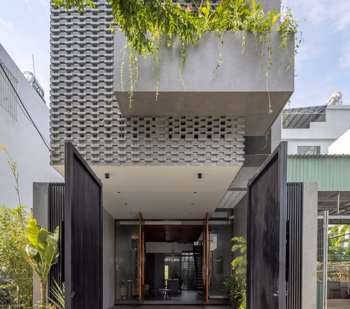 HY House nằm trên khu đất xây dựng khá khiêm tốn, trong bối cảnh của một đô thị có mật độ xây dựng rất cao.