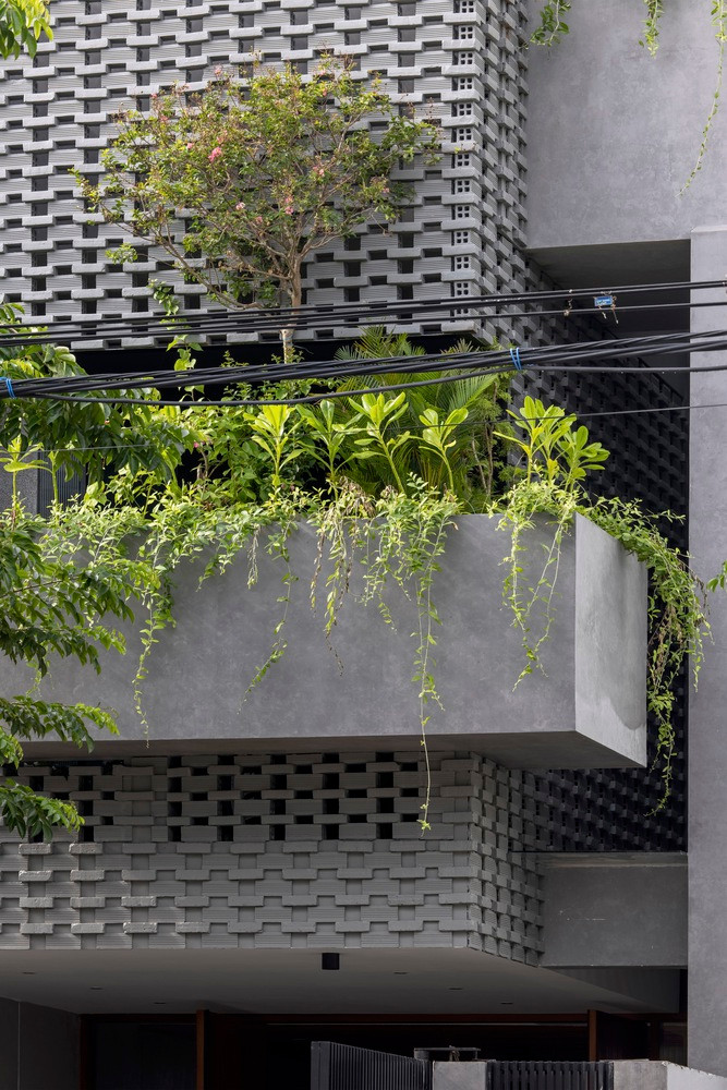 Ở bên ngoài, lớp vỏ nhiệt đới được tạo thành từ những viên gạch đất sét nung lồng vào nhau, tạo ra những khoảng trống, mật độ này đạt trên 50% là rỗng.