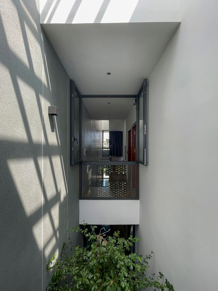 Cấu trúc này giúp bảo vệ không gian bên trong khỏi các yếu tố bất lợi như ánh nắng trực tiếp, bụi đô thị, tiếng ồn và mưa....