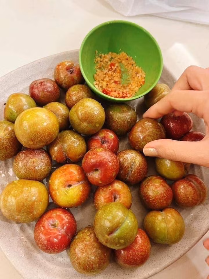 Mận trái vụ có vị ngọt chua chát đặc trưng, chua nhưng không gắt, chát mà lại ngọt ngọt khó tả. Nguồn ảnh: Facebook