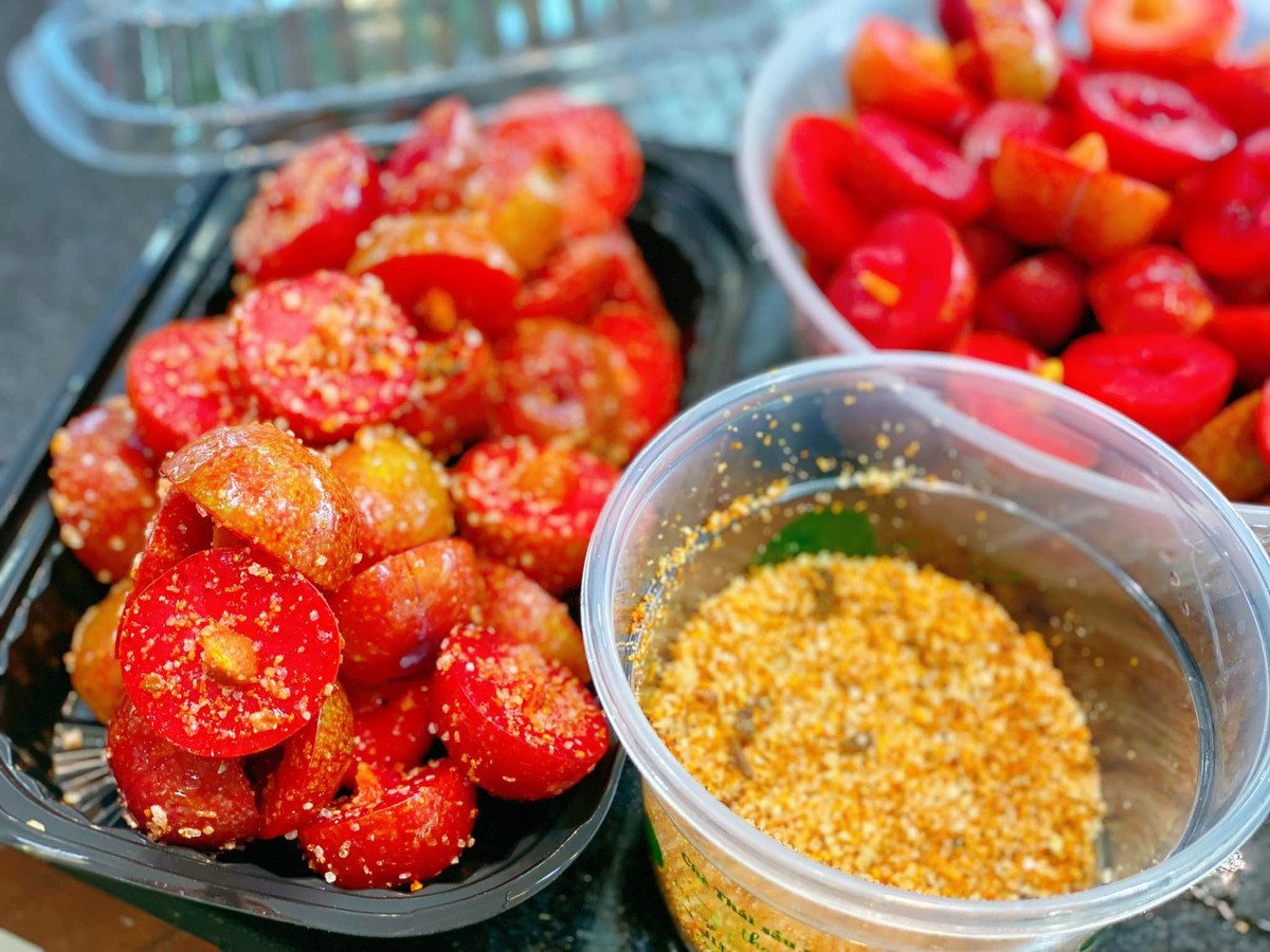 Ngoài bán theo cân, một số tiểu thương còn bán theo set kèm muối chấm với 500g cho/set để vừa túi tiền của khách.