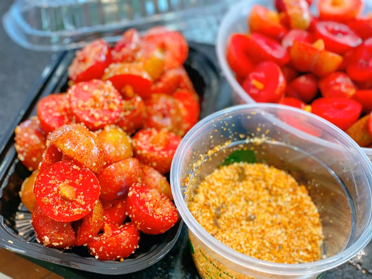 Ngoài bán theo cân, một số tiểu thương còn bán theo set kèm muối chấm với 500g cho/set để vừa túi tiền của khách.