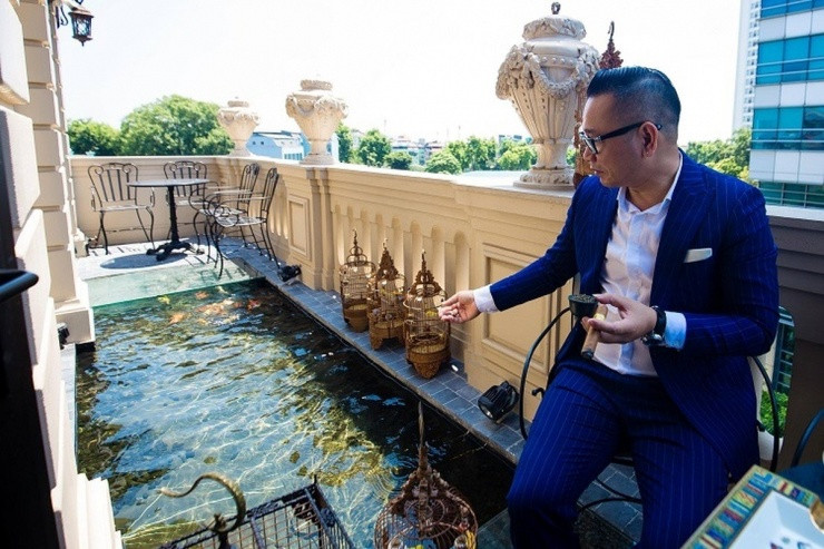 Nhắc đến những đại gia chơi cá Koi ở Việt Nam không thể bỏ qua doanh nhân Chương Tailor. Ông trùm thời trang chi 10 tỷ sở hữu đàn cá Koi quy tụ toàn "siêu phẩm". Ảnh: FBNV