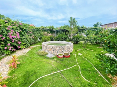 Giữa vườn, diễn viên Đỗ Duy Nam đặt một bể sục nhỏ.