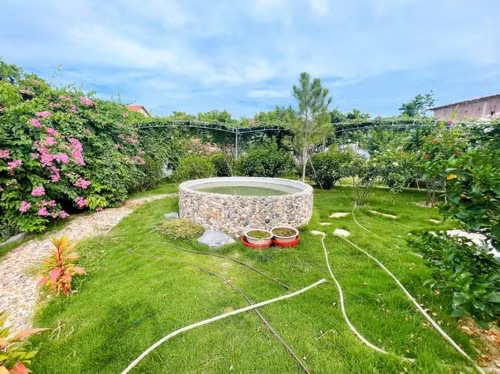 Giữa vườn, diễn viên Đỗ Duy Nam đặt một bể sục nhỏ.