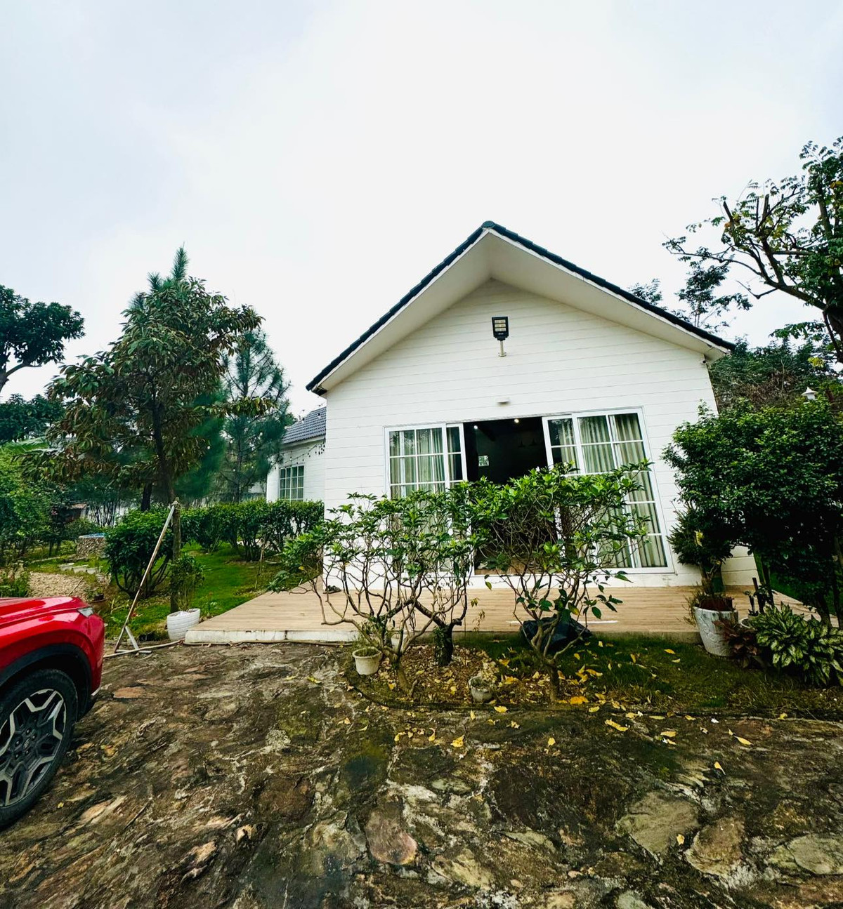 Nhà vườn của Đỗ Duy Nam có tổng diện tích 900 m2. Trong đó căn nhà chiếm khoảng 120m2 gồm 1 phòng khách kết hợp bếp và 2 phòng ngủ, diện tích còn lại là sân vườn.