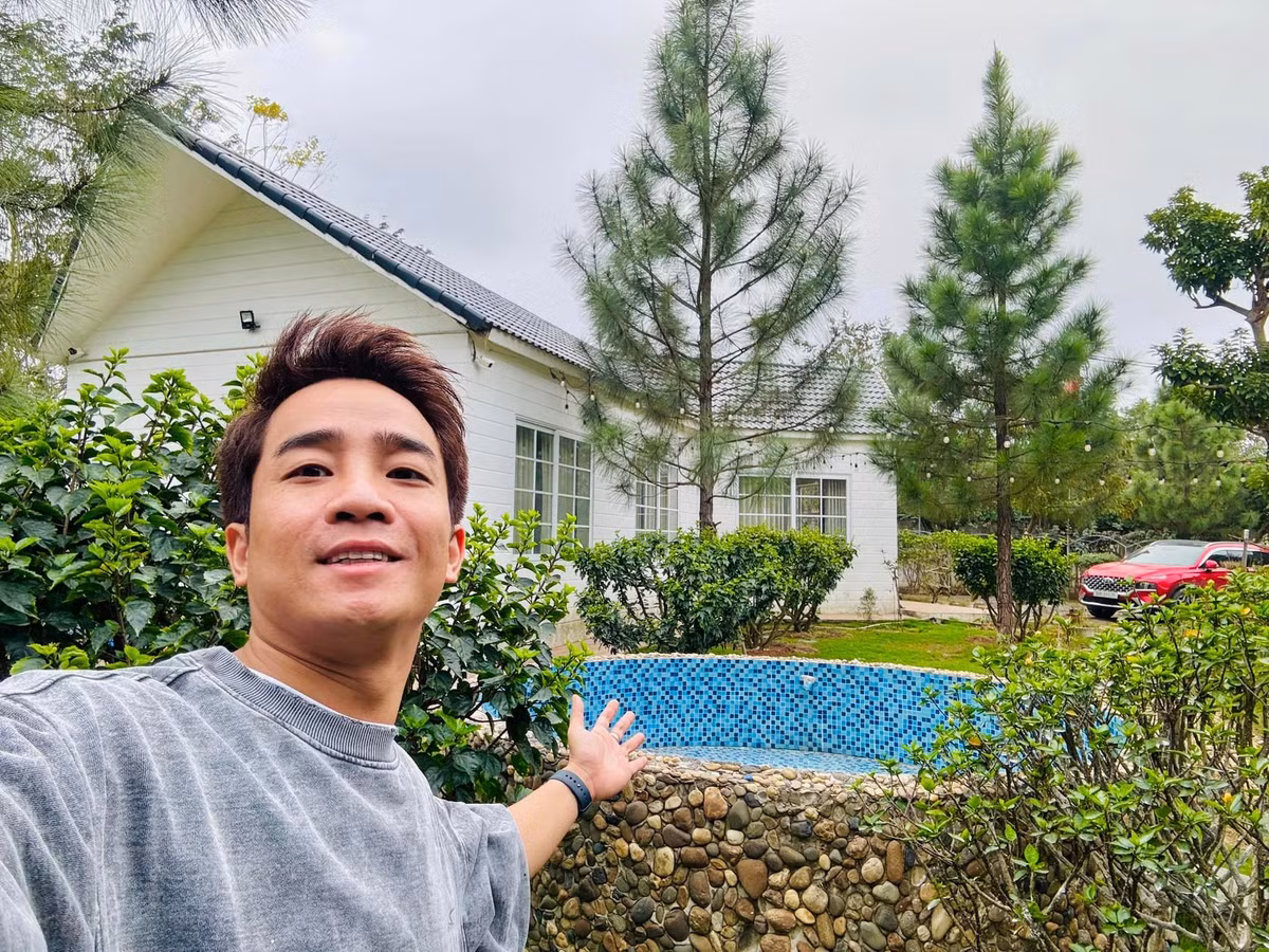 Sau khi hoàn thành việc ghi hình Táo quân, Đỗ Duy Nam cùng vợ con về khu nhà vườn dành tặng ba mẹ ở Vĩnh Phúc để ăn Tết.