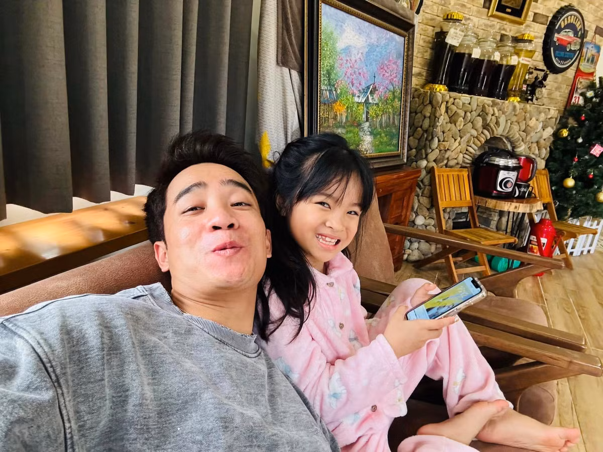 Không gian bên trong nhà mộc mạc và ấm cúng.