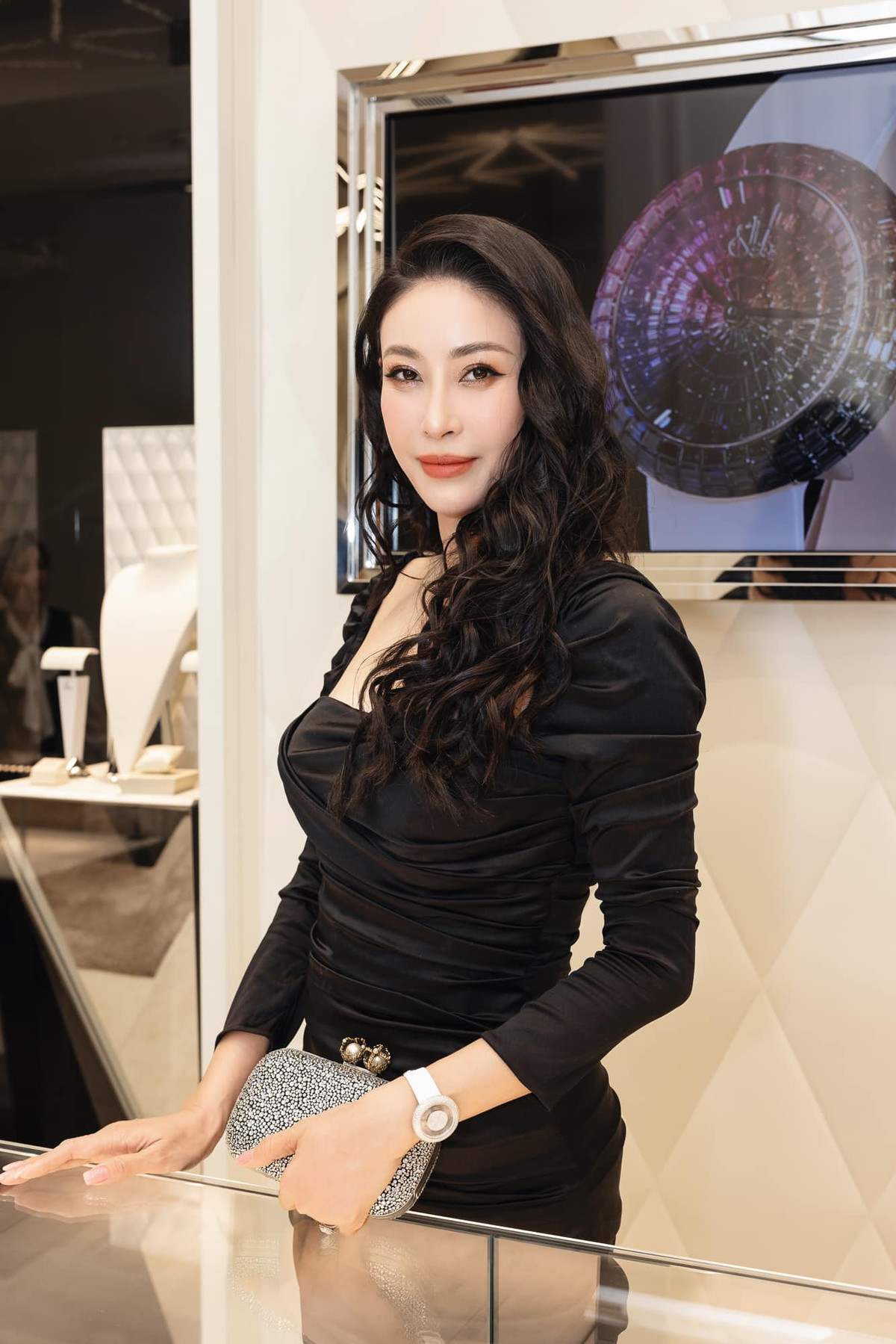 Sinh năm 1976 (Bính Thìn), Hà Kiều Anh giữ kỷ lục “Hoa hậu đăng quang với tuổi đời trẻ nhất”. Hoa hậu Hà Kiều Anh đăng quang năm 1992 khi mới 16 tuổi.