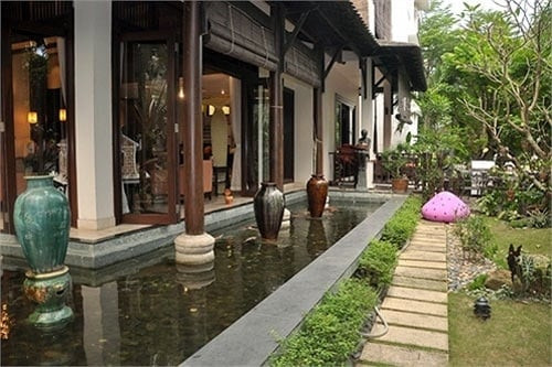 Theo giới chuyên gia, nếu tính cả giá đất, chi phí xây dựng và nội thất thì giá trị căn biệt thự của Hà Kiều Anh lên tới 400 tỷ đồng.