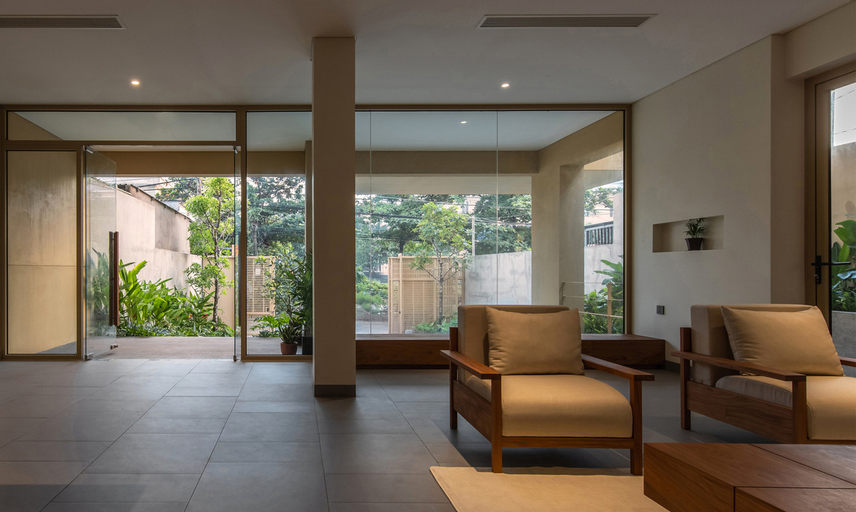 Không gian căn hộ được thiết kế tối giản, chia làm 3 khu vực chính là giường ngủ, bàn làm việc và nhà vệ sinh, bên ngoài ban công có bố trí bàn ghế để ăn uống, cà phê bên ngoài hoặc làm việc ngoài trời.