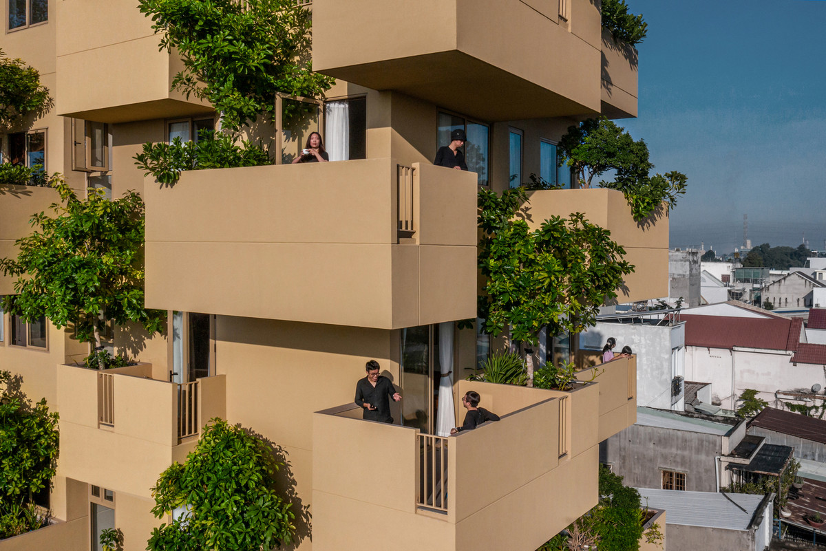 Yêu cầu đặt ra là tạo nên "những khối thiên nhiên lơ lửng" với kích thước rộng 2 – 3 mét đủ sức chứa đa dạng các hoạt động ngoài trời như khu vườn, sân chơi trên cao gắn kết với từng không gian ở nhằm mang đến trải nghiệm với tự nhiên, thư giãn sau ngày làm việc trong nhà máy khu công nghiệp.