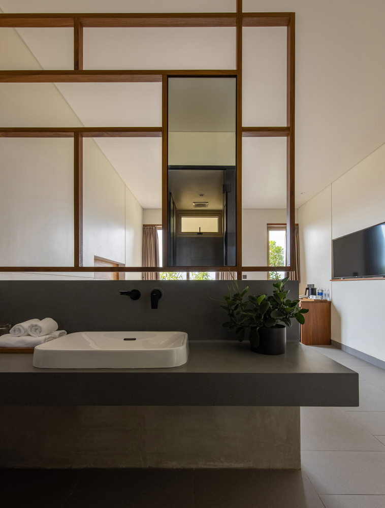 Phòng tắm luôn thông gió, thoáng mát nhờ hệ cửa sổ lớn. Nguồn ảnh: Hoàng Lê