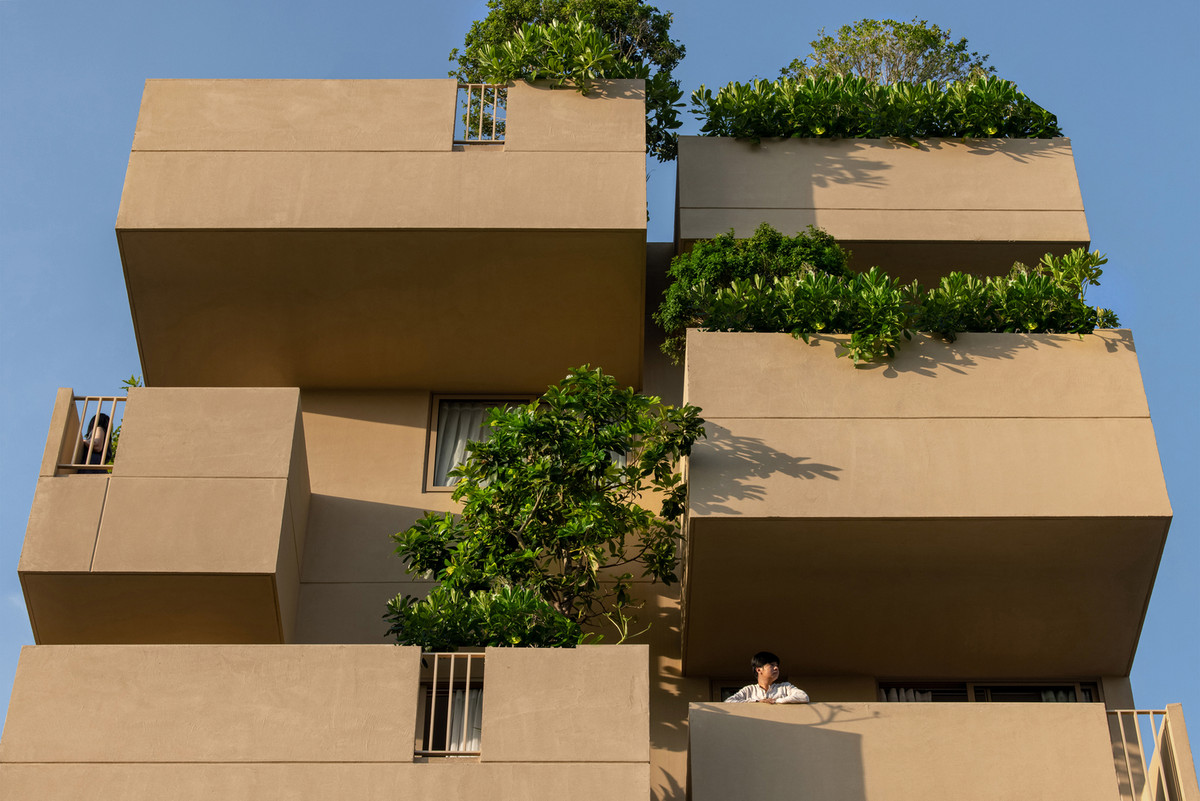 Các khối được bố trí so le để tạo nên khoảng thông tầng cho cây xanh đủ không gian phát triển, đồng thời tạo nên nhịp điệu ngẫu hứng trên mặt đứng tòa nhà.