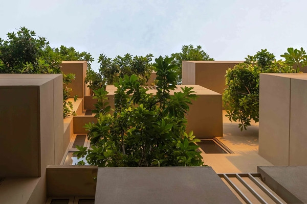 Mỗi ban công đều được bố trí cây xanh như một khu vườn nhỏ trên cao.