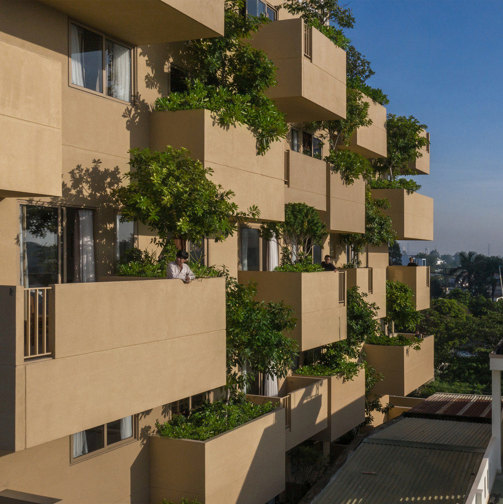 Mặt bằng được tách làm 4 khối. Các lối giao thông đồng thời là khe gió để tăng thông gió tự nhiên.