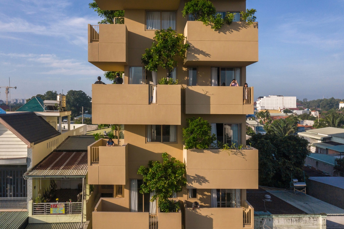 Từ bên ngoài, những khối ban công to, nhỏ vươn ra khỏi phần diện tích ở như đang xếp chồng lên nhau.