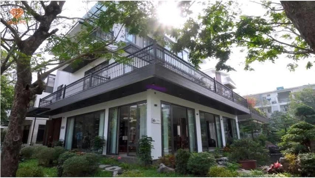 Cách đây không lâu, kênh YouTube NhaTo giới thiệu một căn biệt thự báo hiếu mẹ 80 tuổi của một người con ở Ecopark (Hưng Yên). Ảnh chụp màn hình