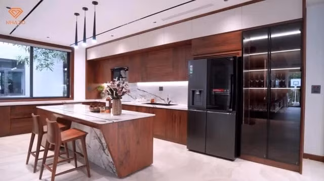 Để giải phóng không gian, kiến trúc sư tính toán giải pháp cơi nới đẩy lùi thang máy để mở rộng không gian tầng 1, dùng nội thất che bọc cột trụ. Ảnh chụp màn hình