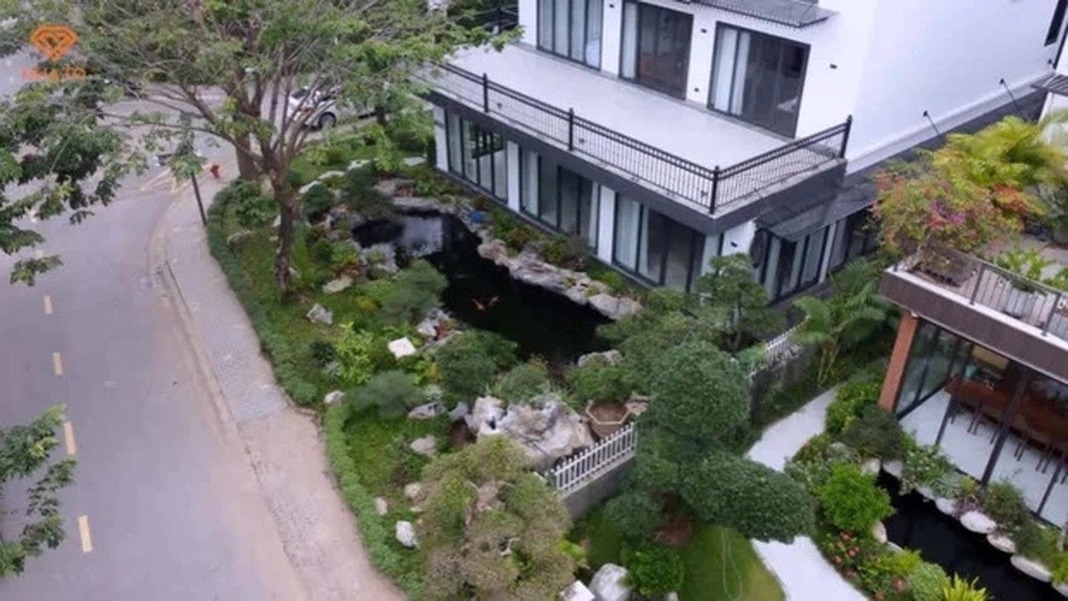 Đó là căn biệt thự 3 tầng xây trên khuôn viên gần 600m2, diện tích xây dựng gần 200m2/mặt sàn. Căn biệt thự được chỉnh sửa với ý tưởng tạo ra khuôn viên nên thơ, tối ưu hóa không gian như một biệt thự nghỉ dưỡng, nhưng đảm bảo sự ấm cúng, hài hòa để làm nơi tập trung con cháu vào dịp cuối tuần. Ảnh chụp màn hình