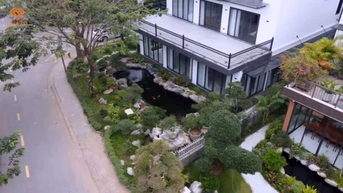 Đó là căn biệt thự 3 tầng xây trên khuôn viên gần 600m2, diện tích xây dựng gần 200m2/mặt sàn. Căn biệt thự được chỉnh sửa với ý tưởng tạo ra khuôn viên nên thơ, tối ưu hóa không gian như một biệt thự nghỉ dưỡng, nhưng đảm bảo sự ấm cúng, hài hòa để làm nơi tập trung con cháu vào dịp cuối tuần. Ảnh chụp màn hình