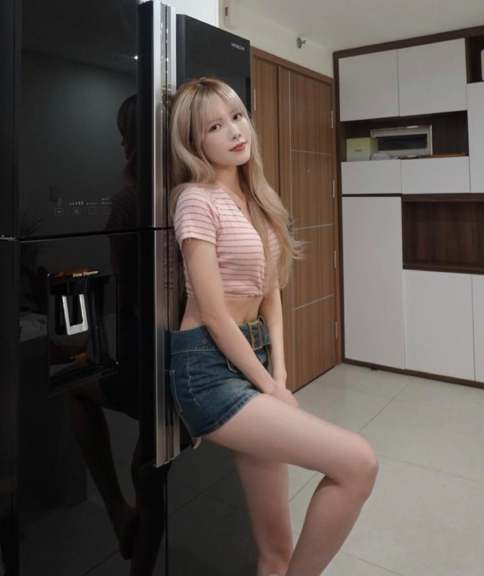 Thiều Bảo Trâm không chọn thiết kế nội thất cầu kỳ mà theo phong cách tối giản hiện đại với gam màu trắng chủ đạo, nhấn nhá thêm màu be và nâu nhạt.