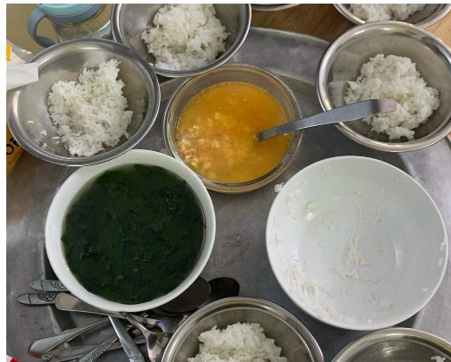 Lớp mầm non ở Hà Nội cho trẻ ăn mì tôm, cháo loãng - Hình 2 Lop mam non o Ha Noi cho tre an mi tom, chao loang-Hinh-2