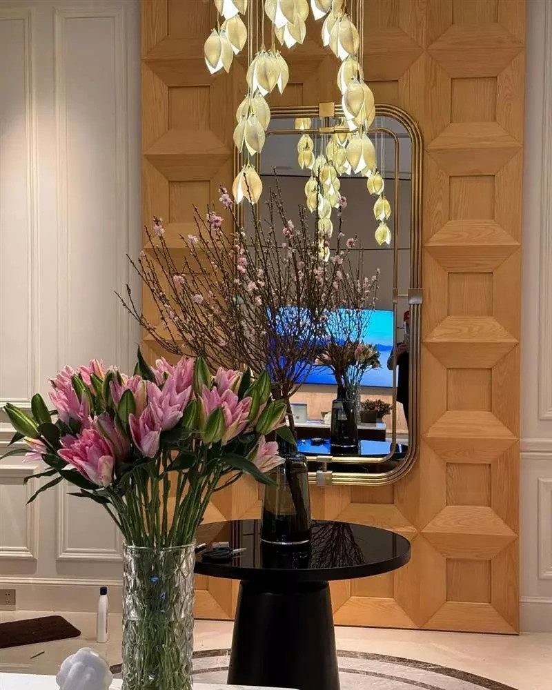 Năm nay, gia đình Noo Phước Thịnh chọn chơi đào phai thay vì đào bích như mọi năm.