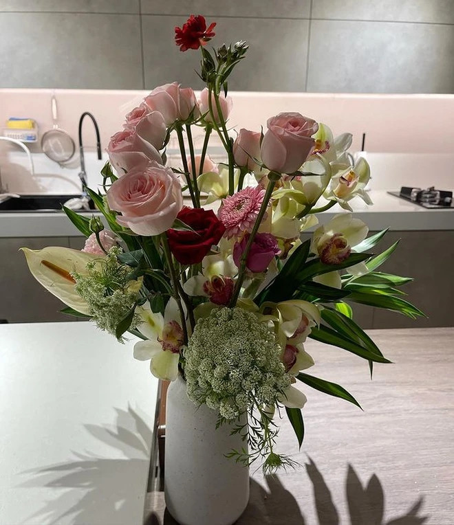 Để căn nhà thêm sinh động, Trấn Thành - Hari Won còn trồng cây xanh, trưng bình hoa nhỏ ở khắp nơi trong nhà.