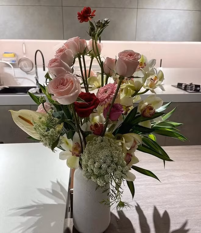 Để căn nhà thêm sinh động, Trấn Thành - Hari Won còn trồng cây xanh, trưng bình hoa nhỏ ở khắp nơi trong nhà.