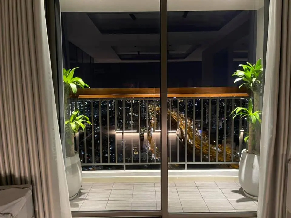 Căn hộ của Trấn Thành - Hari Won thiết kế theo phong cách tối giản và có view bạc tỷ, ngắm toàn cảnh thành phố từ trên cao.