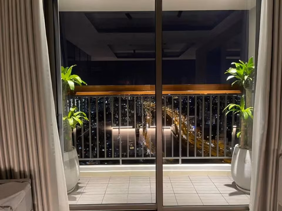 Căn hộ của Trấn Thành - Hari Won thiết kế theo phong cách tối giản và có view bạc tỷ, ngắm toàn cảnh thành phố từ trên cao.